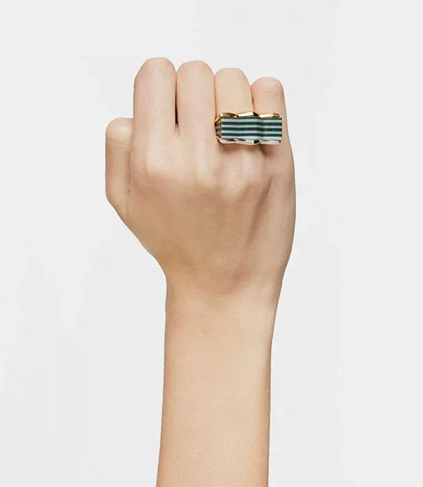 יד עונדת טבעת מעוצבת זהב עם פסים ירוקים ואפורים, תכשיט אופנה CHOZEN