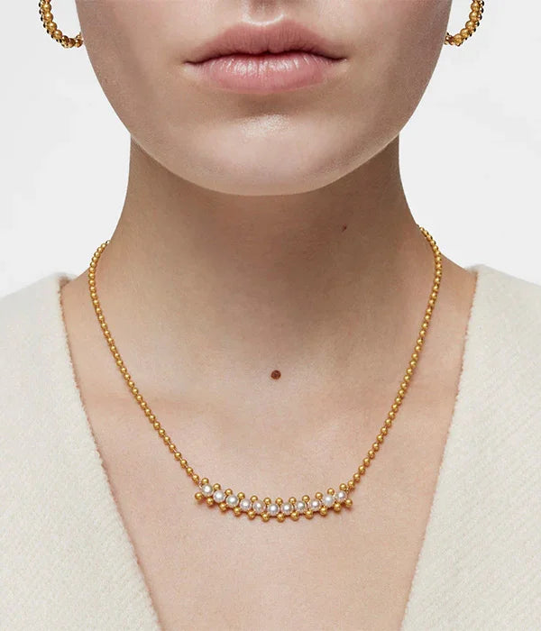 שרשרת זהב עם פנינים עדינות על צוואר אישה, תכשיטי יוקרה CHOZEN, צילום תקריב אלגנטי