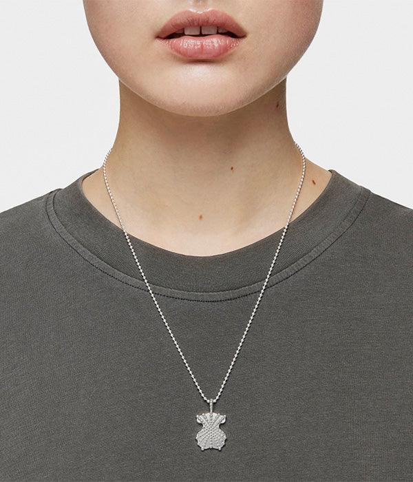 שרשרת כסף עם תליון מעוצב על דוגמנית, עיצוב יוקרתי מחנות CHOZEN