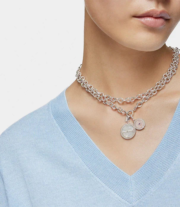 שרשרת כסף עבה עם תליון עגול על צוואר דוגמנית בלבוש סוודר תכלת, CHOZEN מותגים מובילים