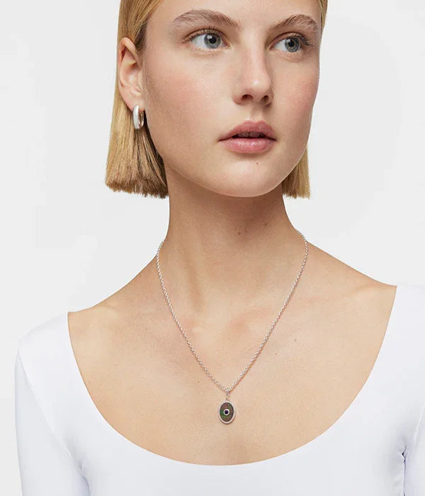 דוגמנית לובשת שרשרת כסף עם תליון עין, עגילי חישוק, תכשיטים אופנתיים CHOZEN