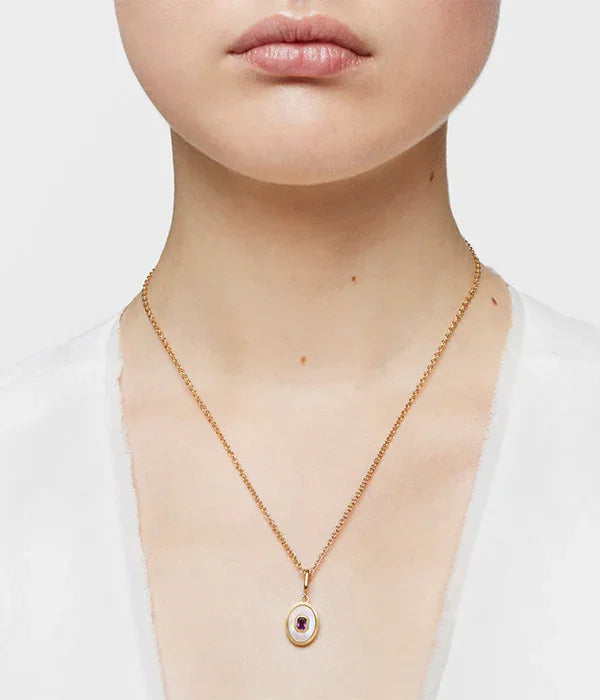 שרשרת זהב עם תליון אליפטי ואבן סגולה על צוואר דגם יוקרתי מהמותגים המובילים ב-CHOZEN