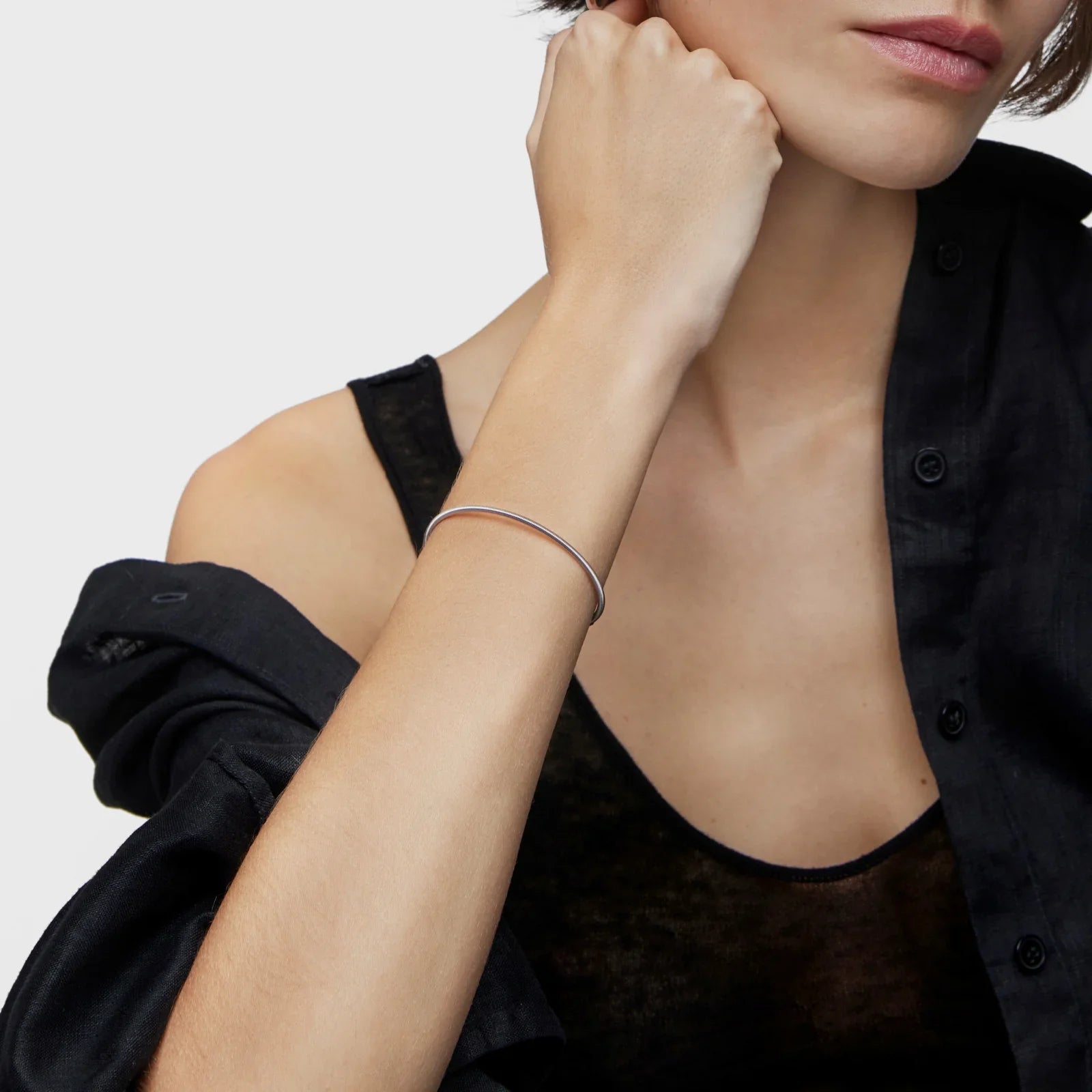 דוגמנית עונדת צמיד כסף דק, אופנה יוקרתית, מבית CHOZEN, קבוצת אלפא