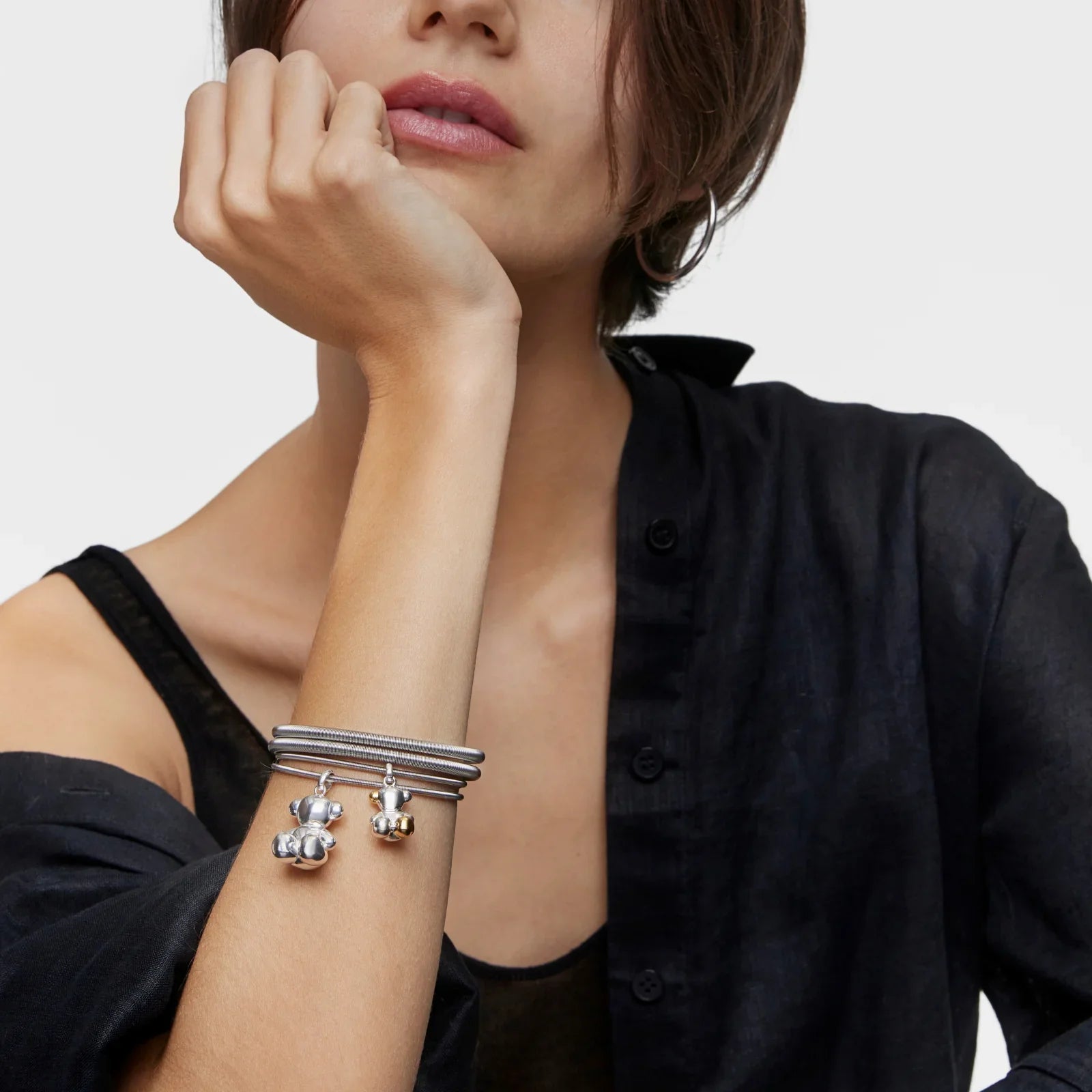 אישה עונדת צמידי כסף וזהב עם קישוטים, אופנה יוקרתית, CHOZEN, יבואן רשמי