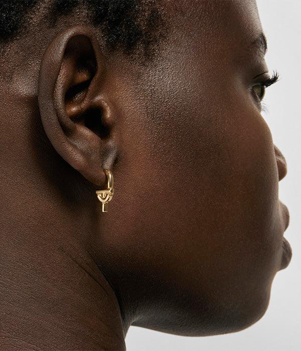 עגיל זהב יוקרתי על אוזן, תכשיטים מבית CHOZEN, מותגים מובילים בישראל