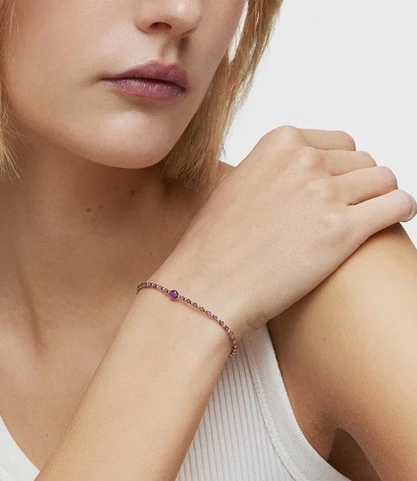 צמיד עדין מזהב ואבן סגולה על דוגמנית, צילום תכשיטים יוקרתיים באתר CHOZEN