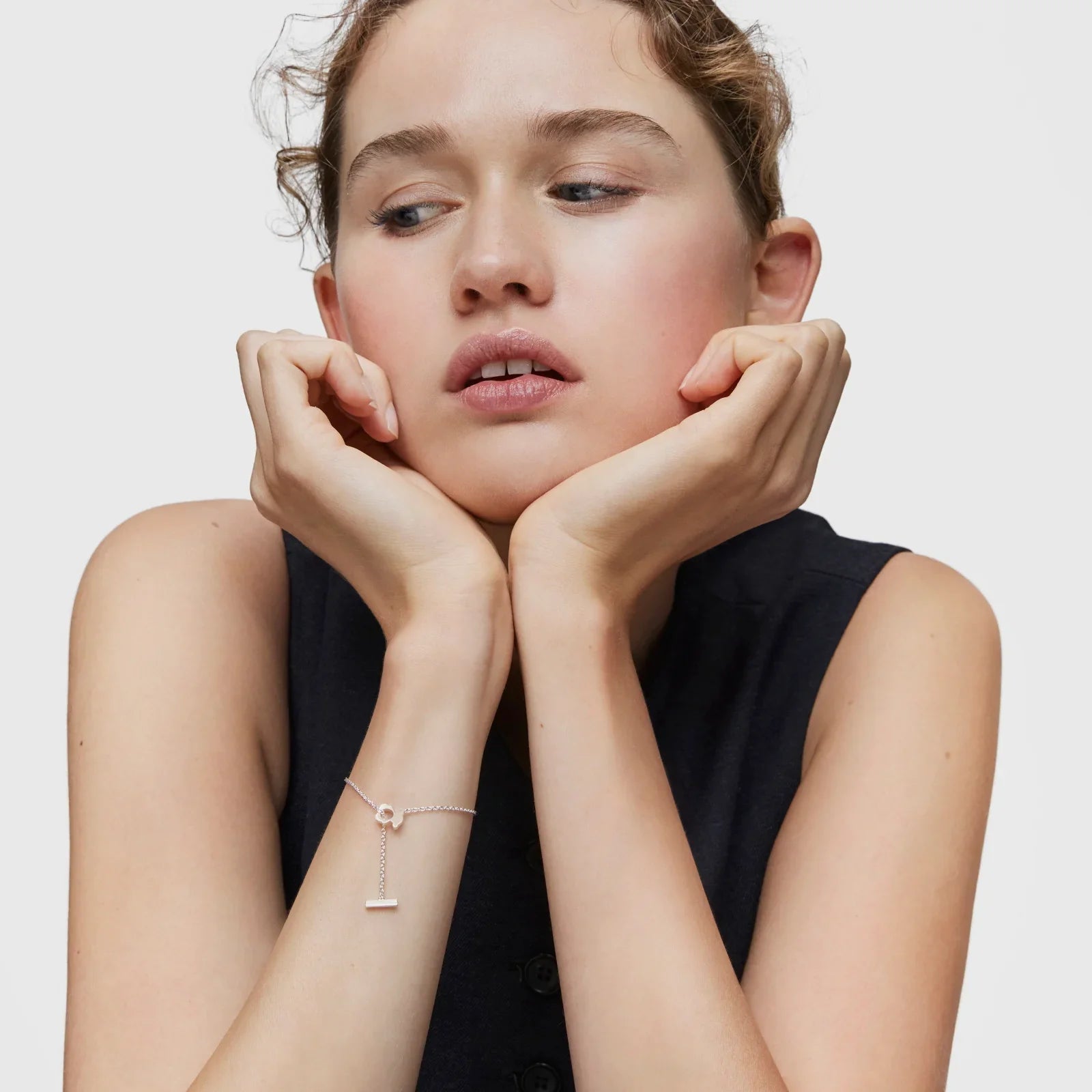 דוגמנית עם צמיד עדין מכסף, אופנת נשים יוקרתית מבית CHOZEN