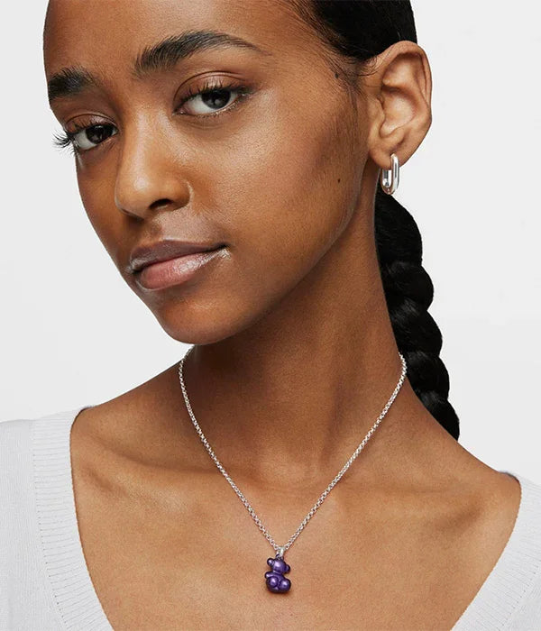 דוגמנית עונדת שרשרת כסף עם תליון דוב סגול, עגיל כסף, מוצרי אופנה CHOZEN