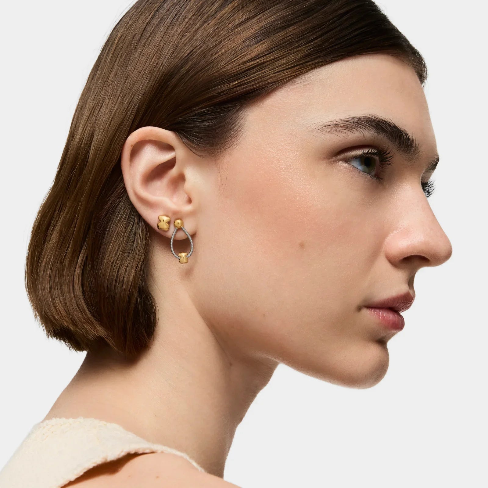 אישה עם עגילי זהב מודרניים, תקריב אוזן, צילום אופנה CHOZEN מבית קבוצת אלפא