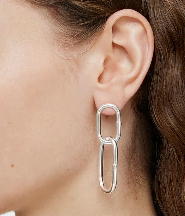 עגיל כסף מודרני בעיצוב שני חוליות על אוזן אישה, תכשיטי CHOZEN אופנה יוקרתית