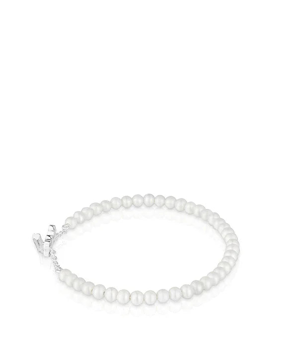 צמיד פנינים עדין על רקע לבן מבית CHOZEN, תכשיט אופנתי וקלאסי לקיץ