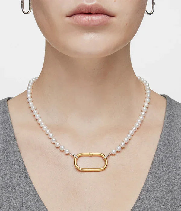 שרשרת פנינים לאישה עם תליון זהב בעיצוב מודרני, קולקציית תכשיטים CHOZEN