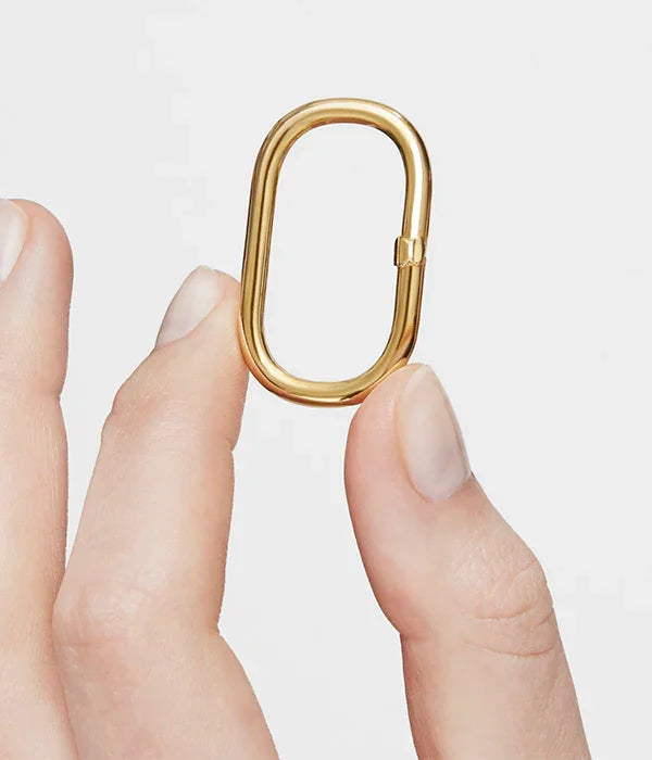 אביזר חיבור זהב יוקרתי מוחזק בין אצבעות, מוצר פרימיום CHOZEN