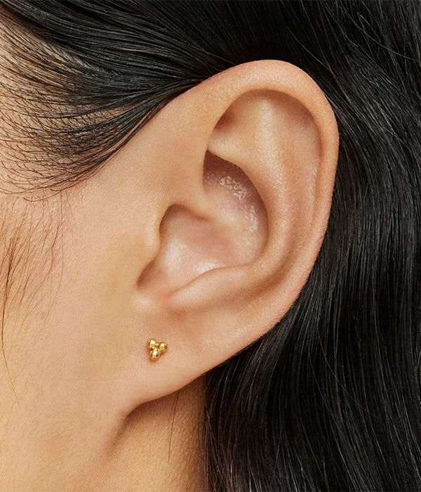 עגיל זהב קטן מעוצב צמוד לאוזן, תכשיט קלאסי CHOZEN מבית קבוצת אלפא
