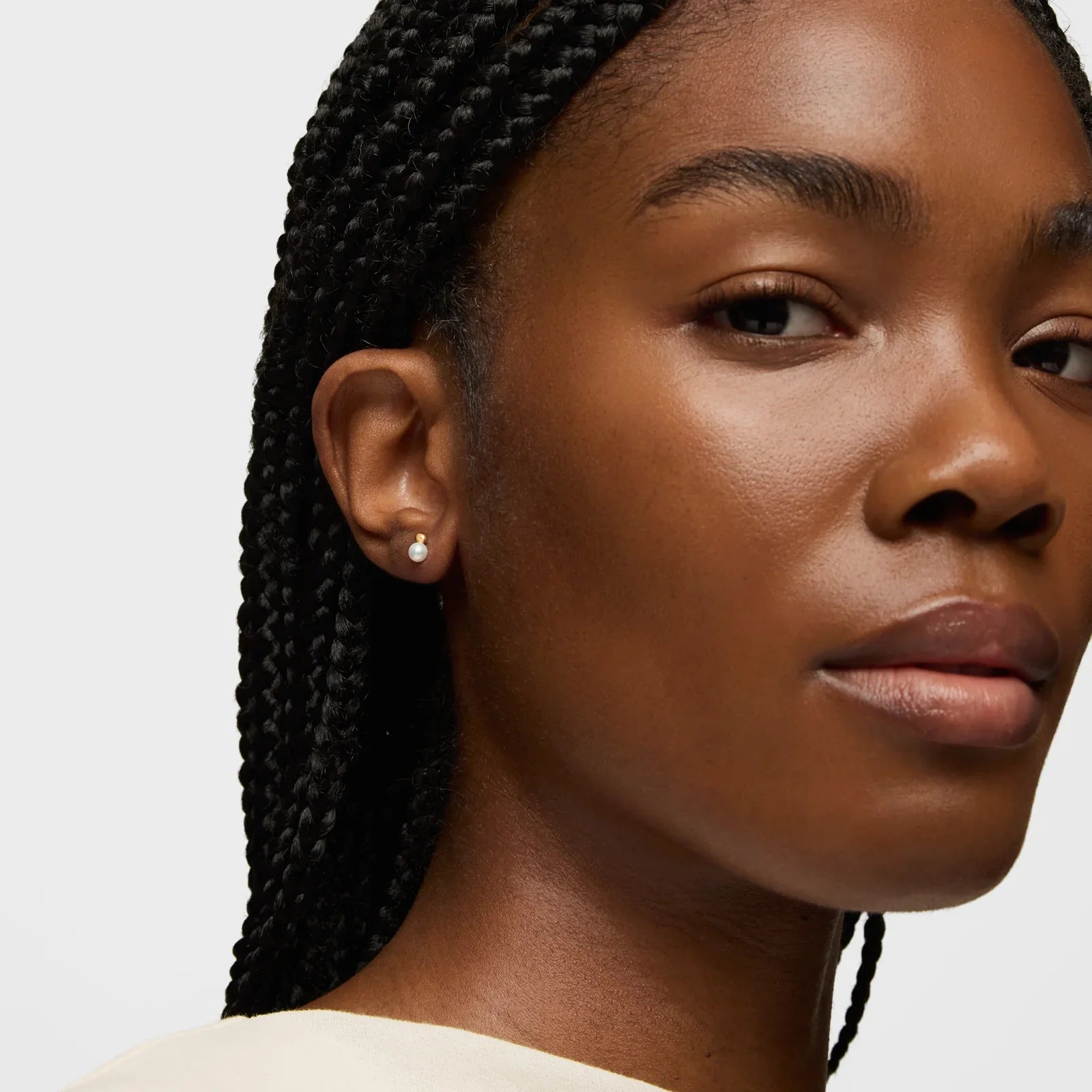 אישה עונדת עגיל פנינה קטן, צילום תקריב, אופנה CHOZEN