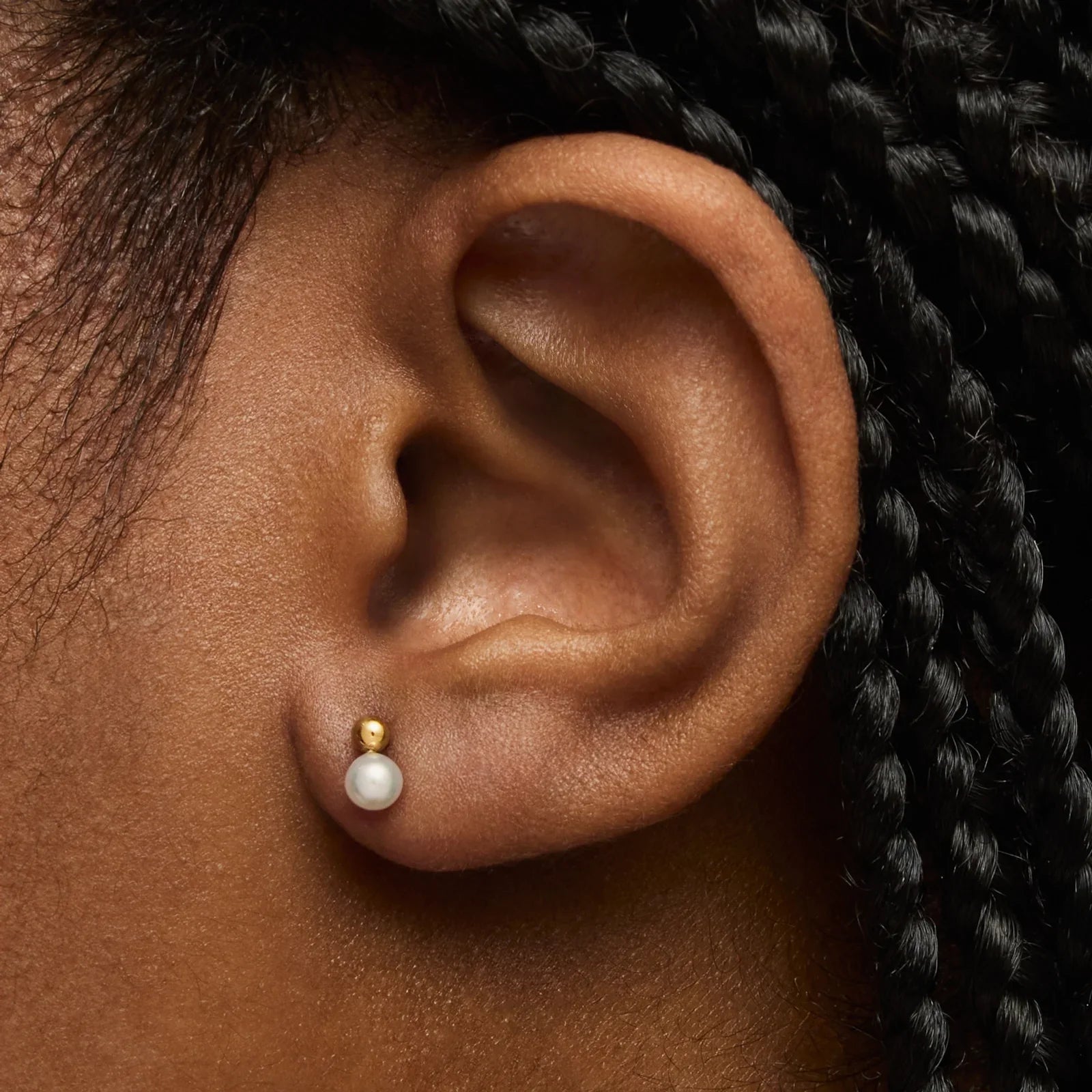 עגיל פנינה וזהב באוזן, תקריב, תכשיטי אופנה מבית CHOZEN