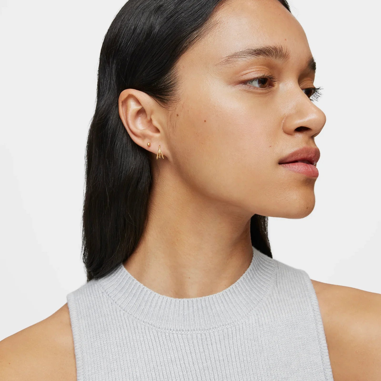 דוגמנית עונדת עגילי זהב עדינים, CHOZEN, אופנה מבית היבואן הרשמי קבוצת אלפא