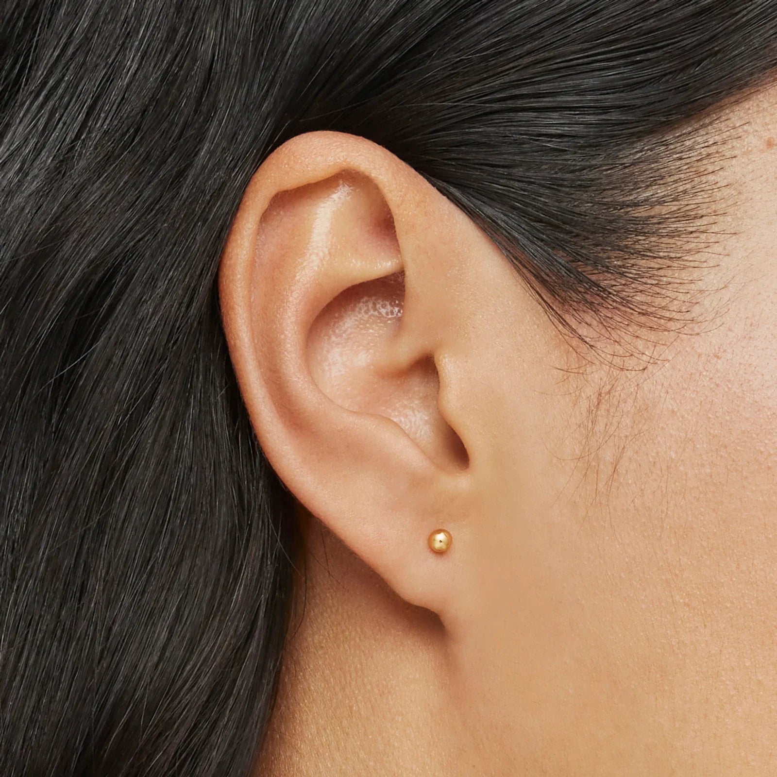 עגיל זהב קטן קלאסי על אוזן אישה, תכשיטים יוקרתיים מבית CHOZEN