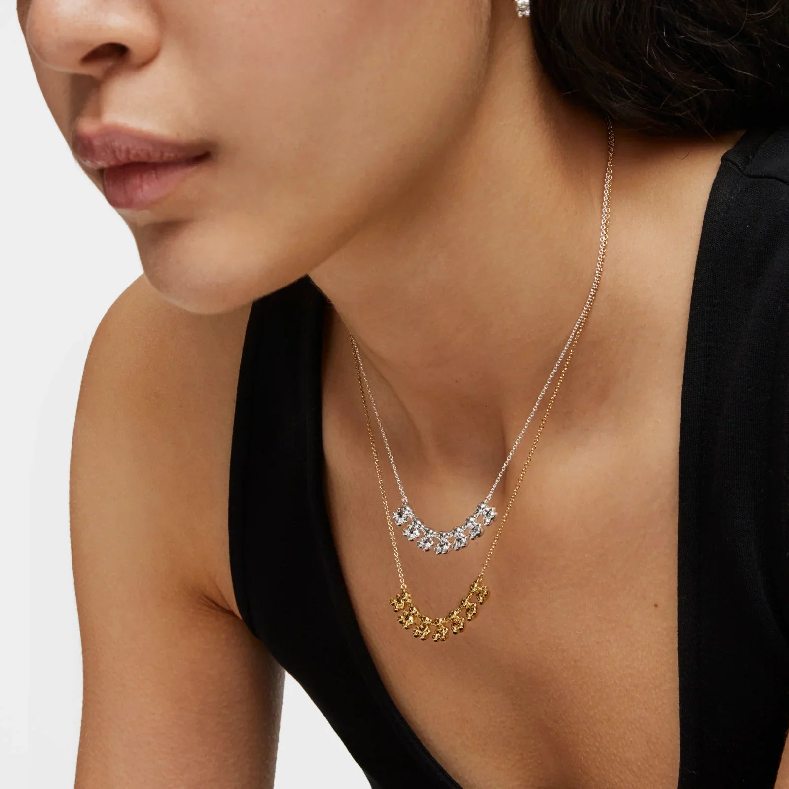 דוגמנית עם שרשראות זהב וכסף מעוצבות, תכשיטים יוקרתיים CHOZEN