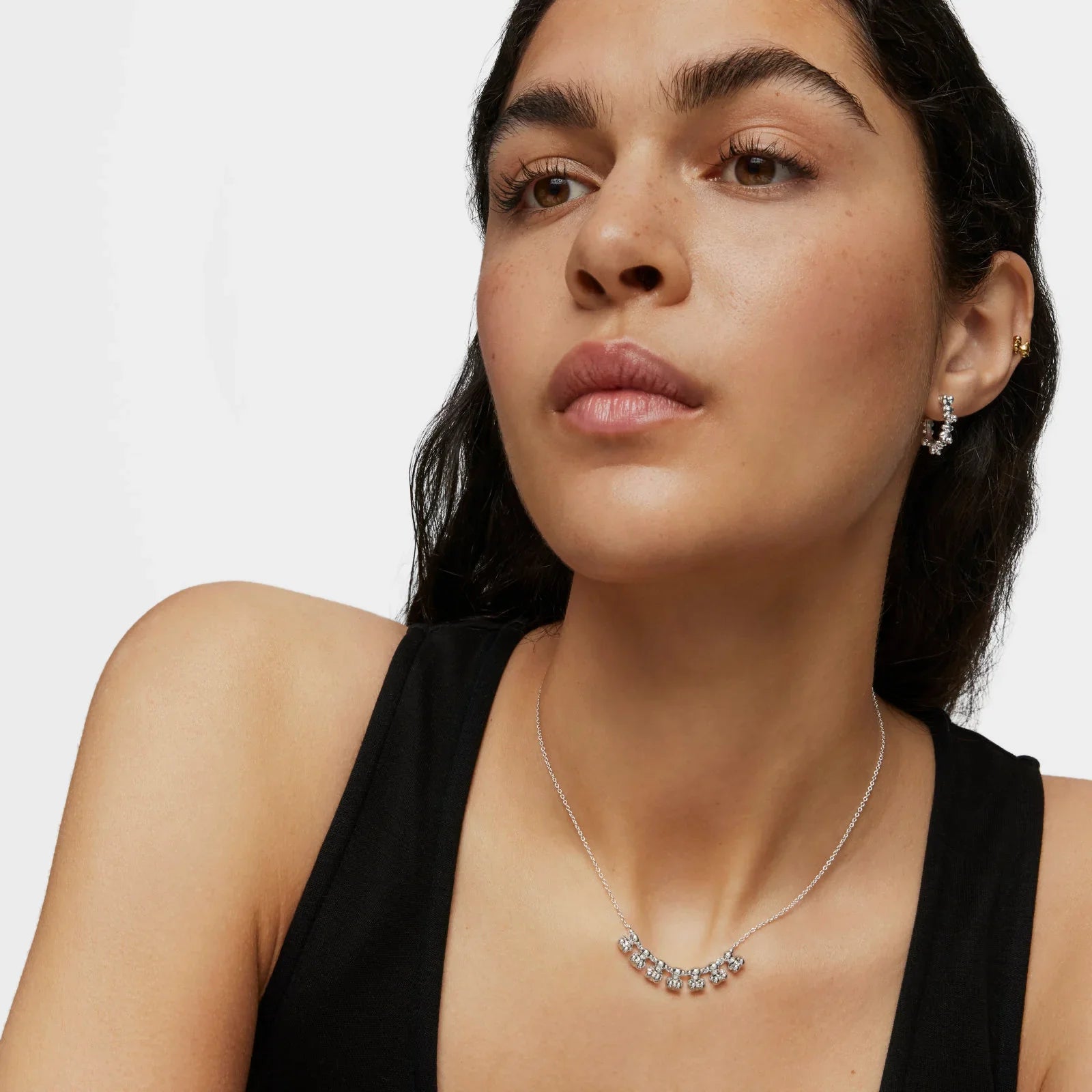 דוגמנית עונדת עגילים ושרשרת כסף מעוצבים, קולקציית תכשיטים יוקרתית מבית CHOZEN