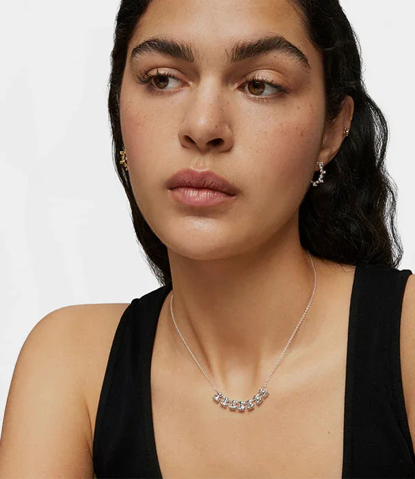 דוגמנית עונדת שרשרת כסף עם תליון עדין ועגילים, תכשיטים יוקרתיים מ-CHOZEN