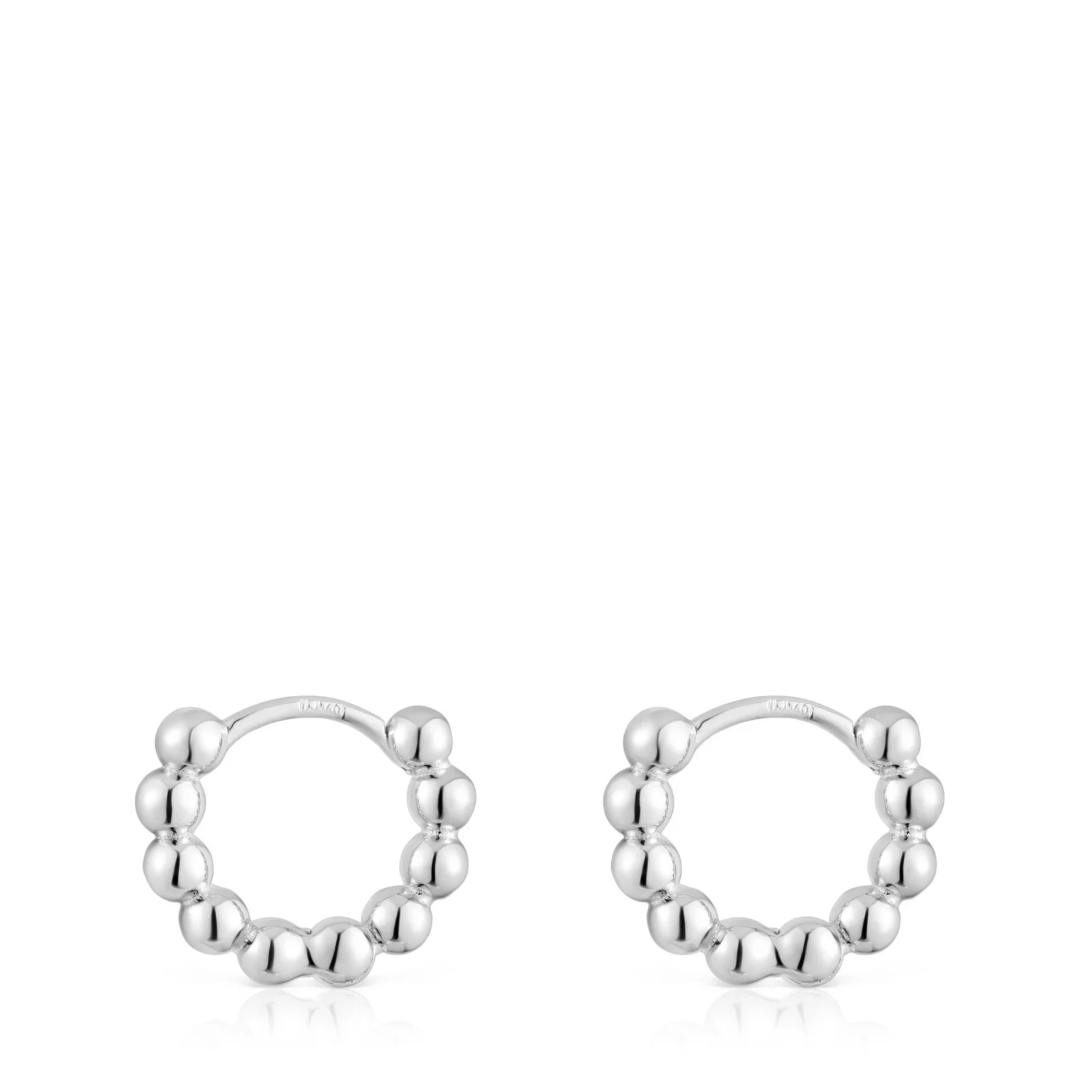 עגילי כסף עגולים עם חרוזים מבריקים, מבית CHOZEN, על רקע לבן