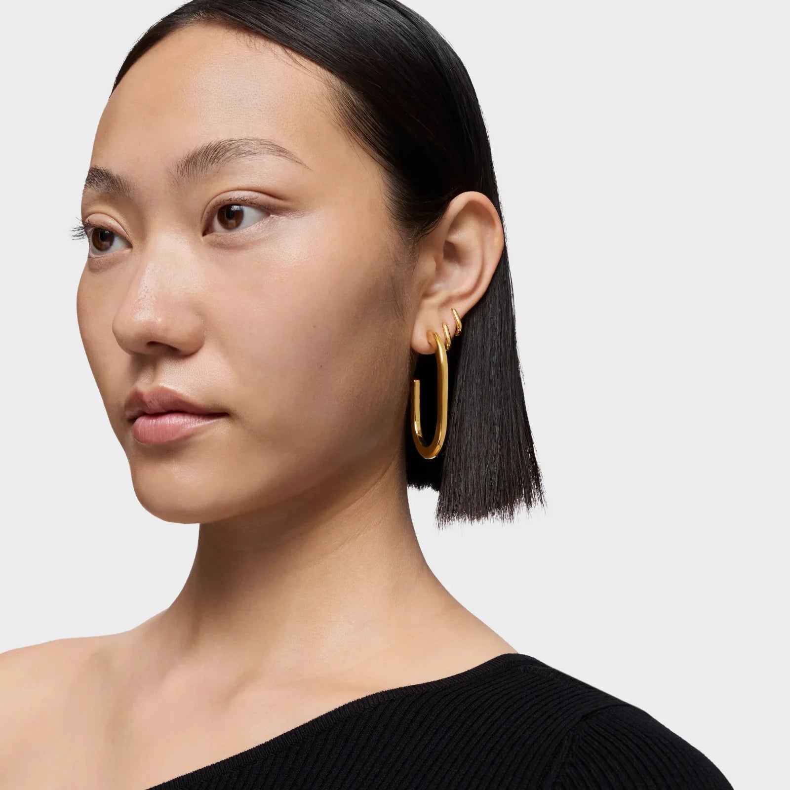 דוגמנית עונדת עגילי חישוק זהב, אופנה יוקרתית, CHOZEN מותגים מובילים