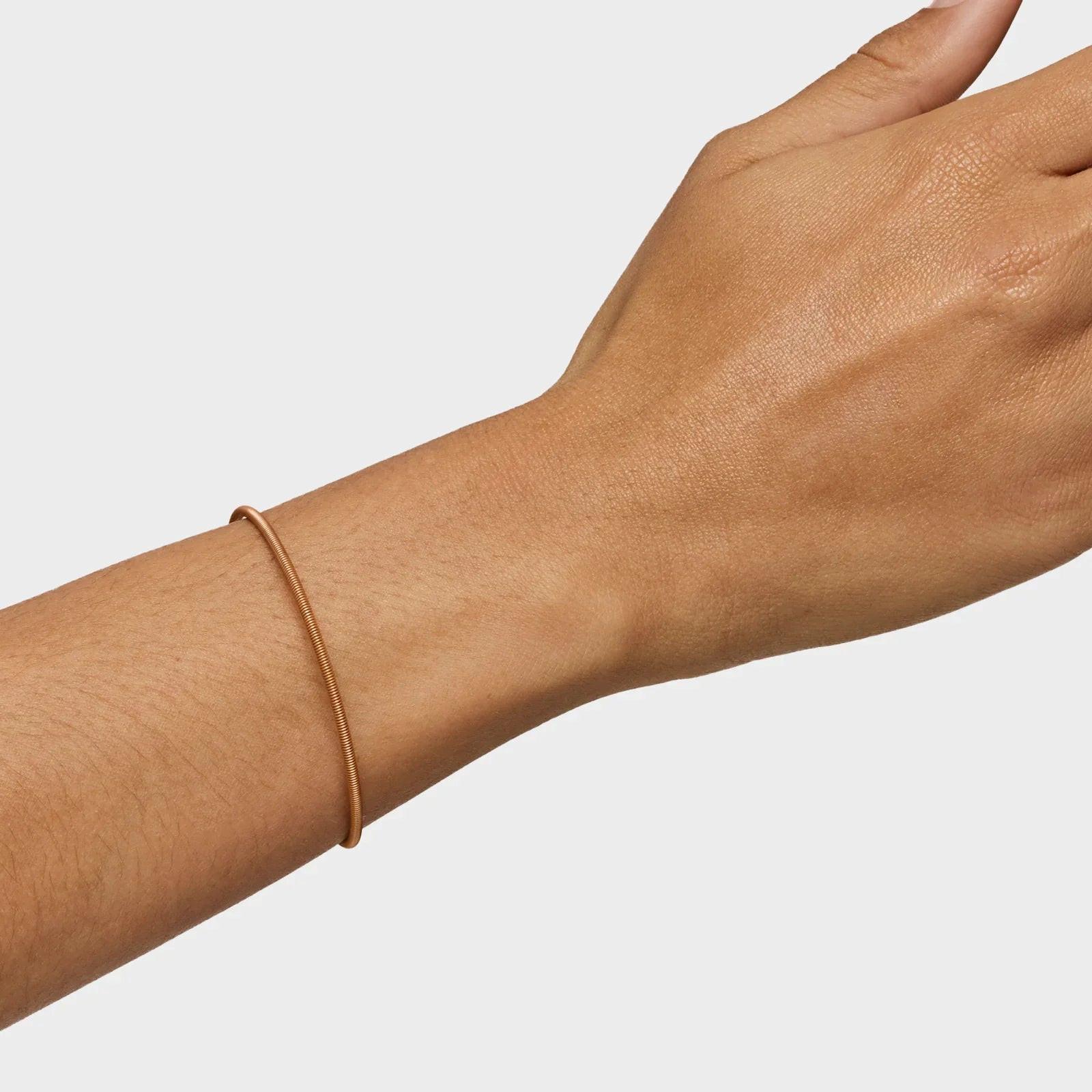 יד עם צמיד עדין צבע זהב אדום, תכשיטים אופנתיים מבית CHOZEN