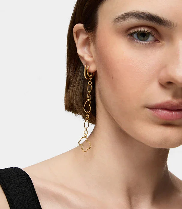 דוגמנית עם עגילי זהב תלויים, אופנה יוקרתית CHOZEN, צילום תקריב על רקע לבן