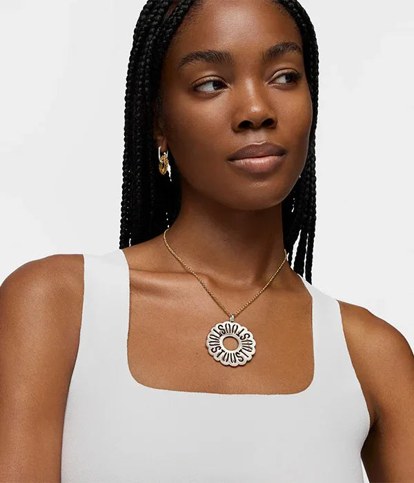 אישה עם שרשרת דגם עיגול ייחודית מזהב, אופנה יוקרתית מ-CHOZEN