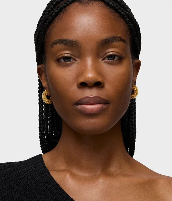 דוגמנית עם עגילי זהב קלועים, אופנה אלגנטית CHOZEN מבית קבוצת אלפא