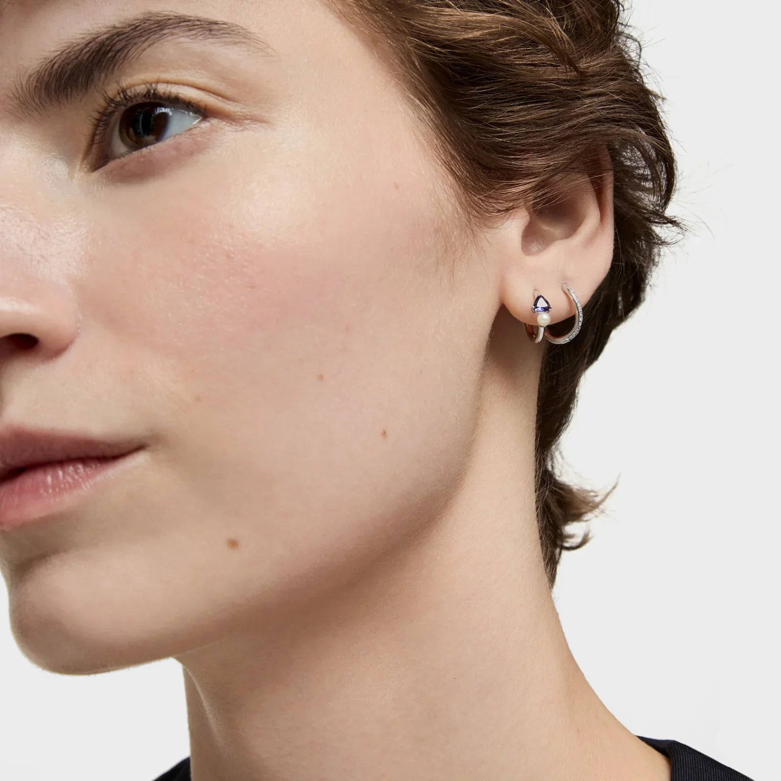 דוגמנית עונדת עגיל כסף מעוצב, צילום תקריב, CHOZEN תכשיטים אלגנטיים