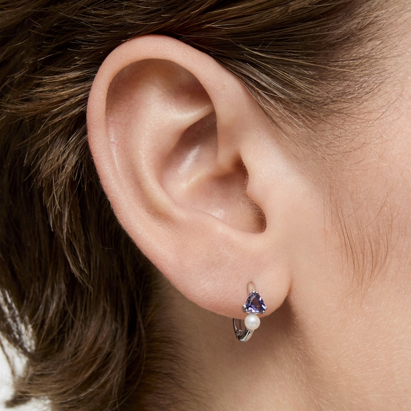 טואוס עגילי חישוק Ivette מזהב לבן 18 קראט בשילוב אבן חן ופנינה