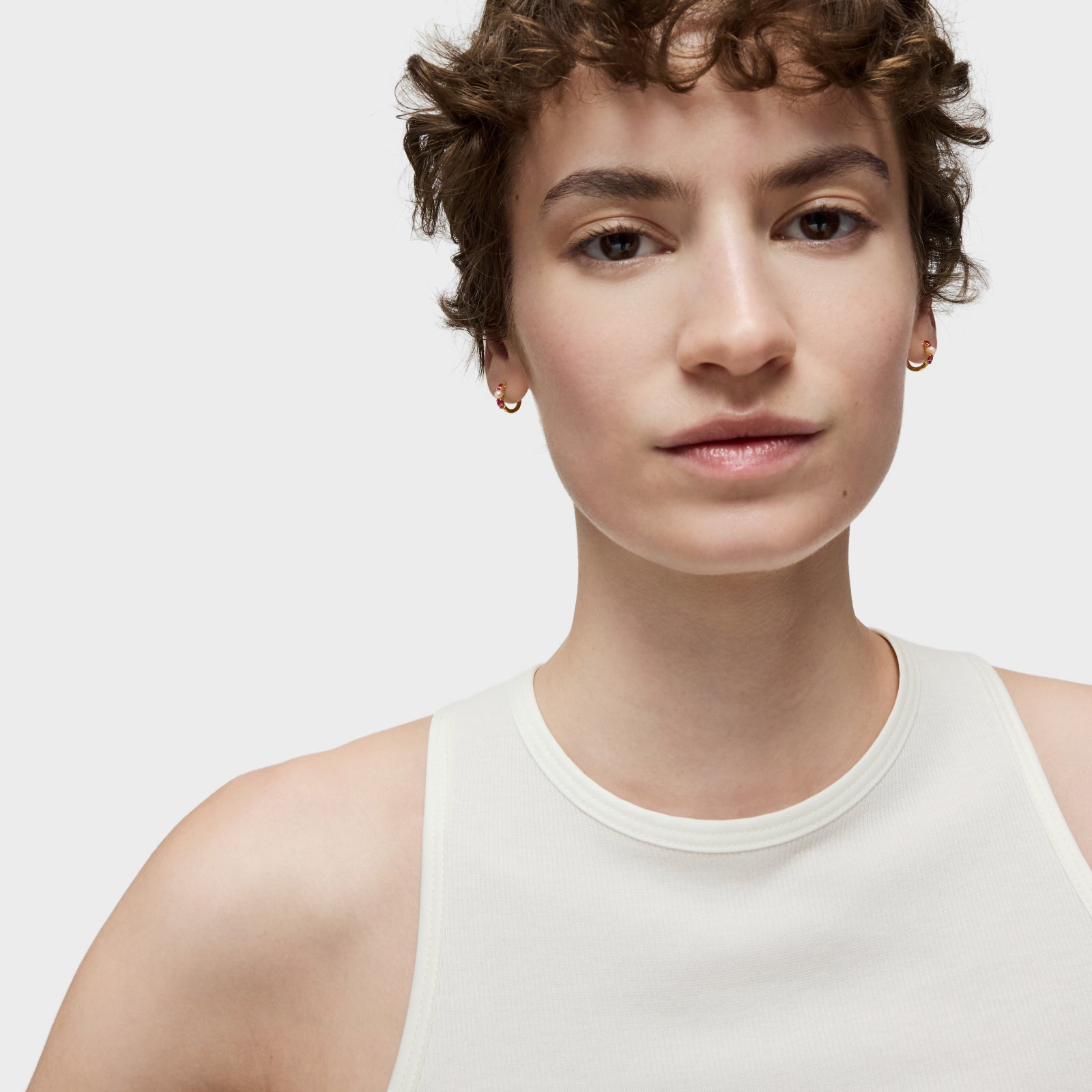 טואוס עגילי חישוק Ivette מזהב 18 קראט בשילוב אבן חן ופנינה