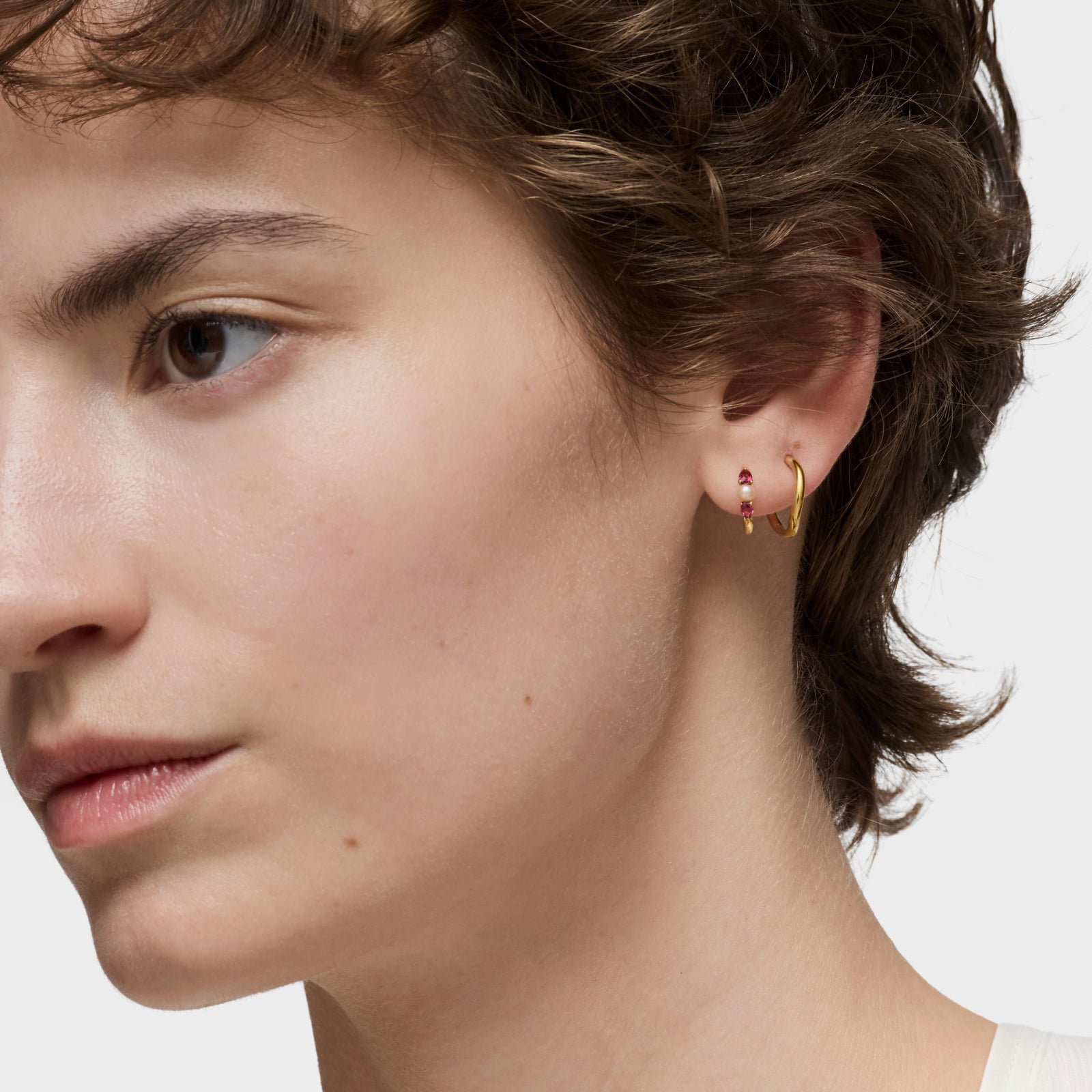 טואוס עגילי חישוק Ivette מזהב 18 קראט בשילוב אבן חן ופנינה