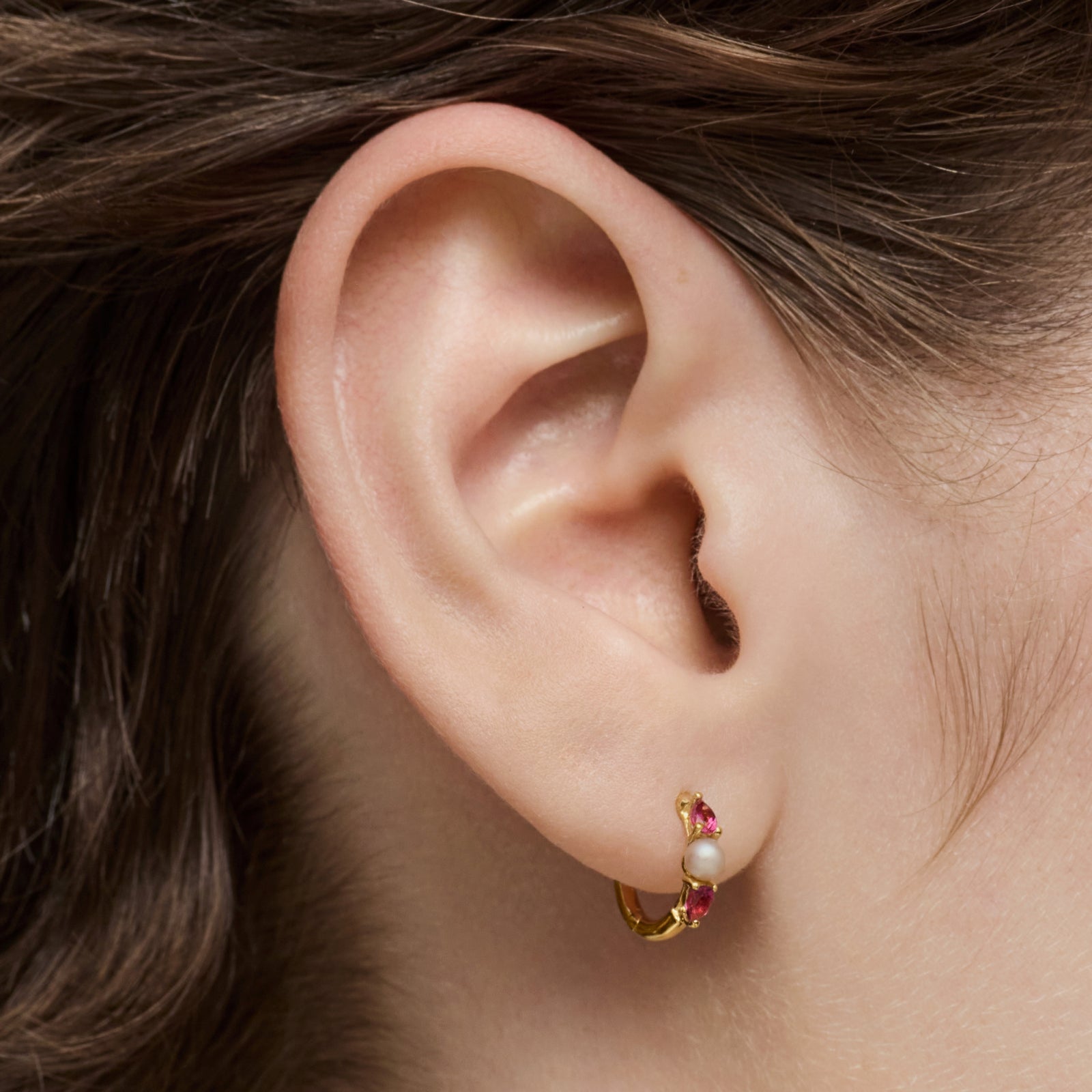 טואוס עגילי חישוק Ivette מזהב 18 קראט בשילוב אבן חן ופנינה