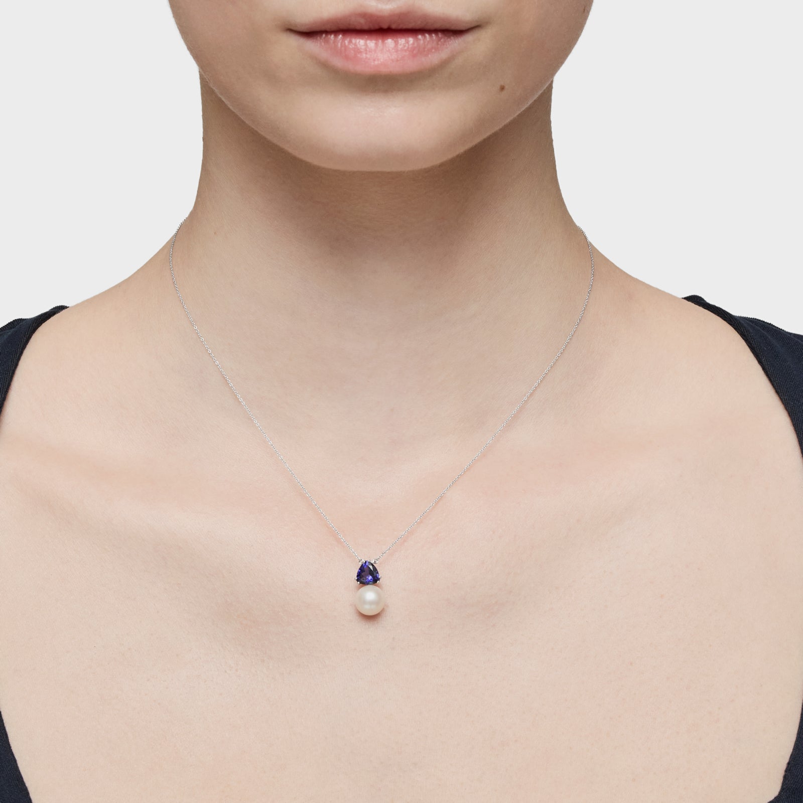 טואוס שרשרת Ivette מזהב לבן 18 קראט בשילוב אבן חן ופנינה