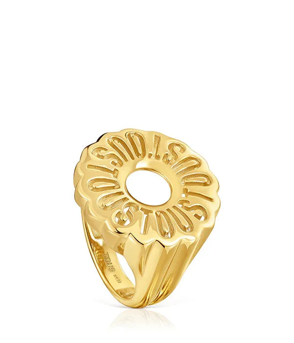 טבעת זהב מעוצבת עם כיתוב בולט, תכשיט יוקרתי של מותג בינלאומי באתר CHOZEN