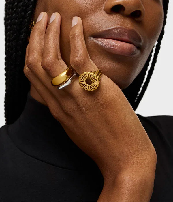 אישה עונדת שני טבעות זהב אופנתיות, תקריב יד, תכשיטים יוקרתיים CHOZEN