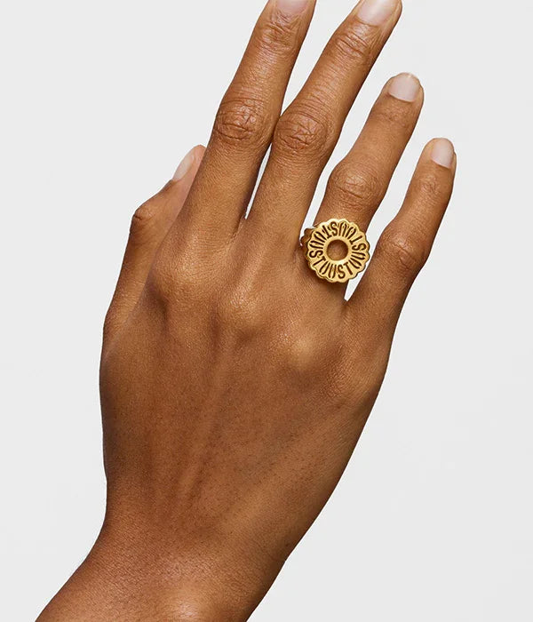 טבעת זהב בעיצוב פרח על יד, צילום תכשיטי אופנה CHOZEN מותגים מובילים