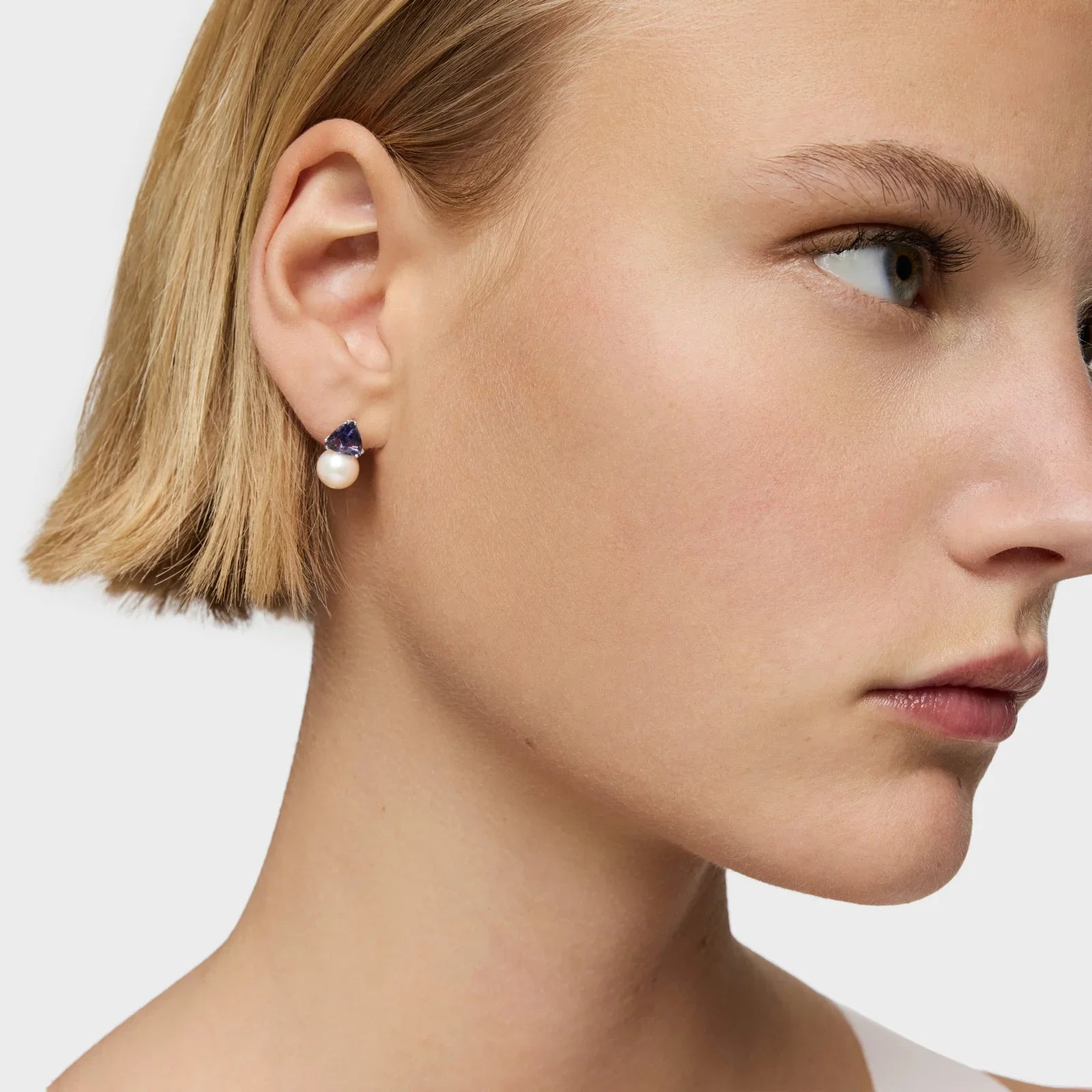 עגיל יוקרתי משובץ פנינה ואבן כחולה על דוגמנית, אופנה CHOZEN, קבוצת אלפא