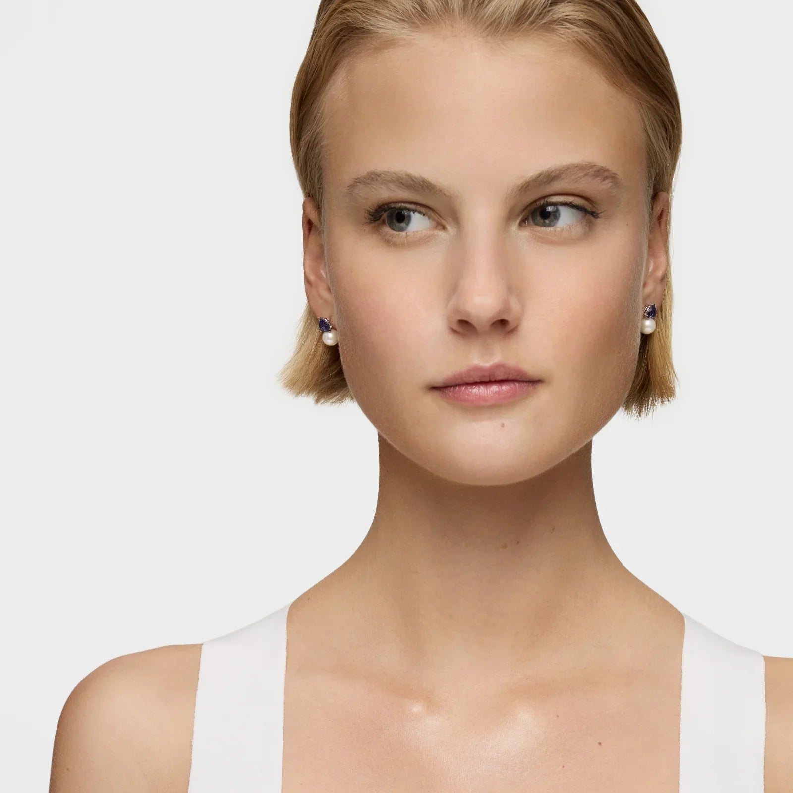 דוגמנית עם שיער קצר ועגילי פנינה, תכשיטים יוקרתיים CHOZEN לחנות יבואן רשמי