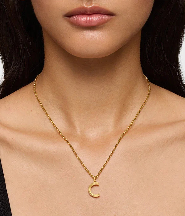 שרשרת זהב עם תליון אות C על צוואר אישה, תכשיטים יוקרתיים מבית CHOZEN