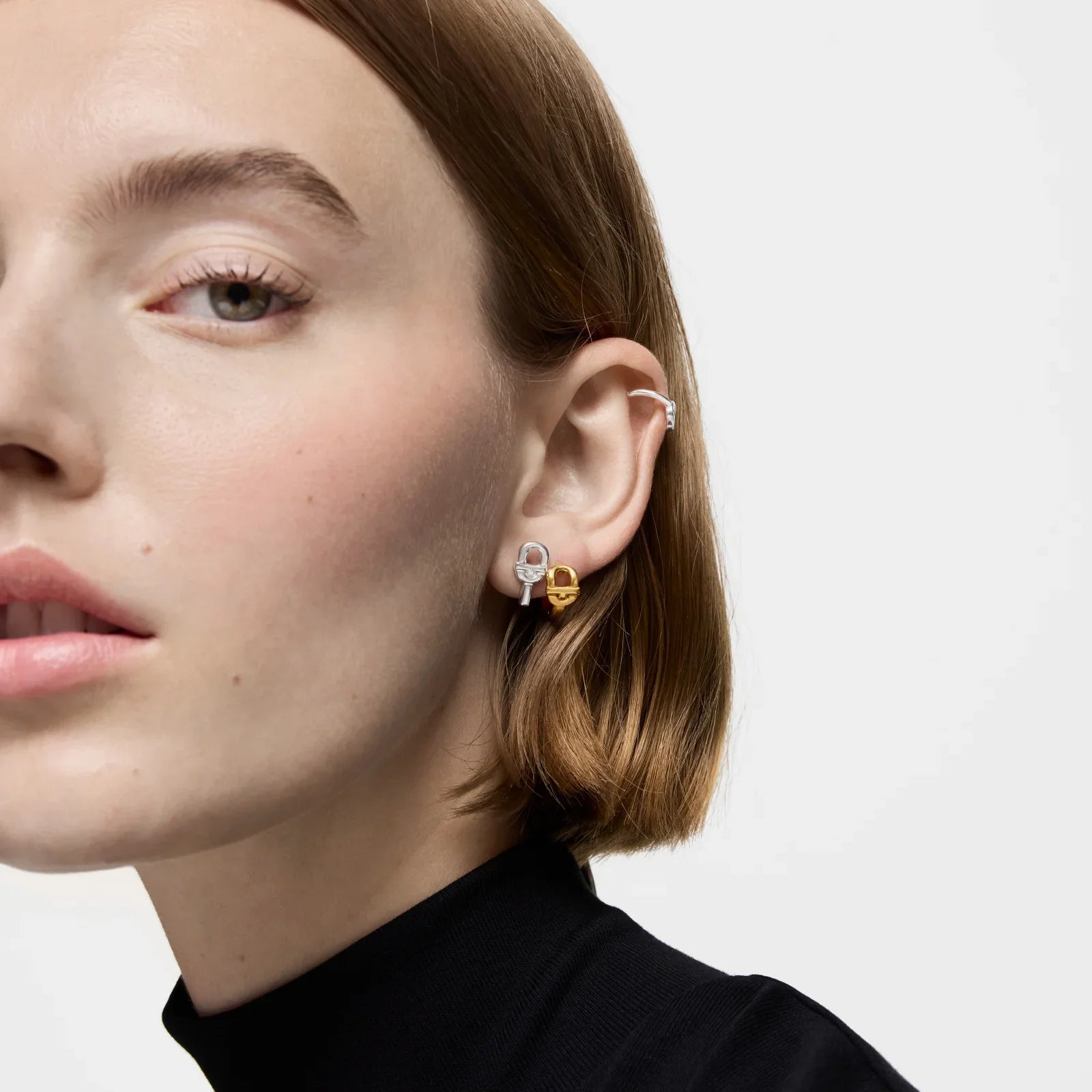 דוגמנית עם עגילי מנעול בצבע כסף וזהב, תכשיטים טרנדיים CHOZEN, צילום תקריב אופנתי