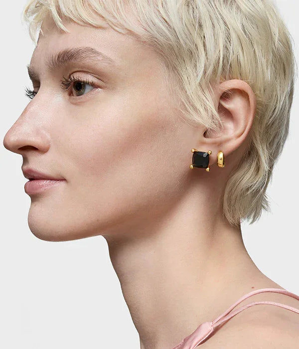 דוגמנית עם עגילי זהב ואבן שחורה, אופנה יוקרתית באתר CHOZEN מבית קבוצת אלפא