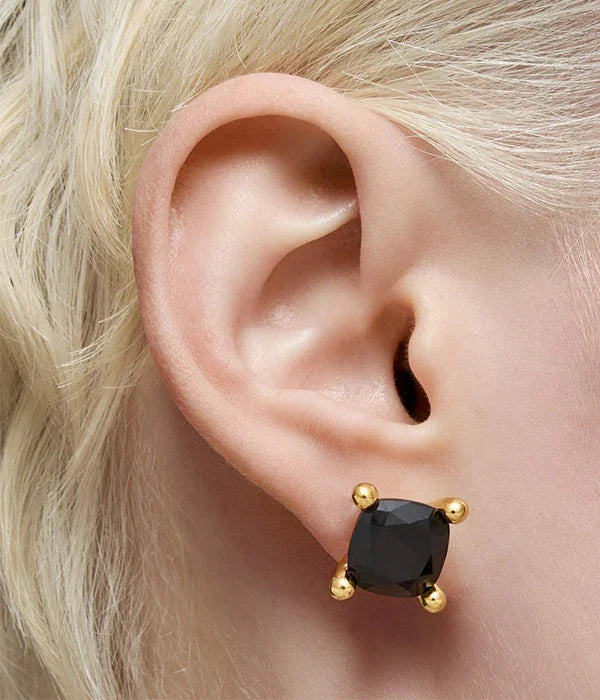 עגיל זהב משובץ אבן שחורה על אוזן, תכשיטי אופנה יוקרתיים באתר CHOZEN