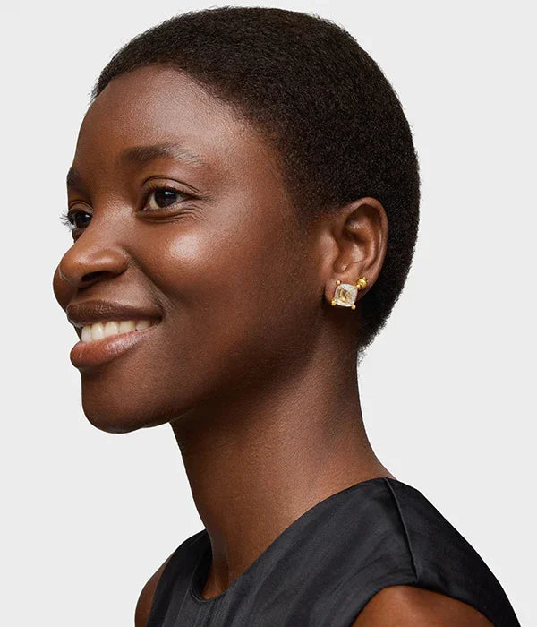 אישה מצולמת בפרופיל עונדת עגיל זהב אופנתי, צילום תדמית לאתר CHOZEN