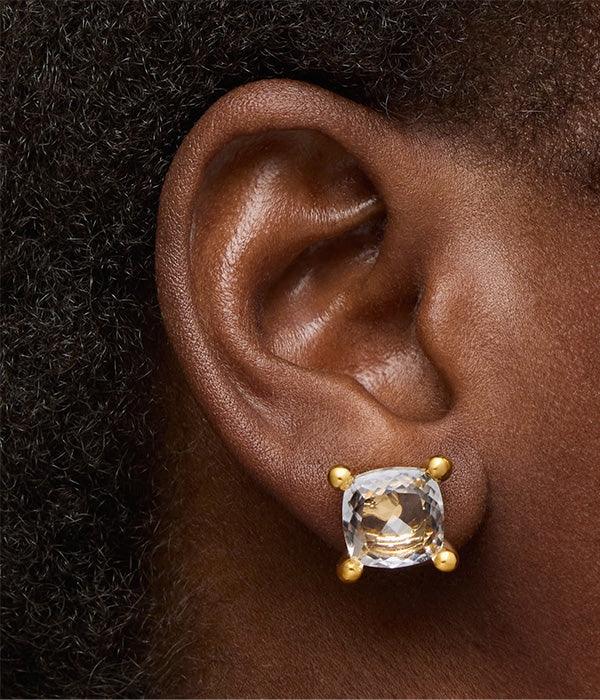 עגיל יהלום מרובע כחול בזהב על אוזן, עגילי יוקרה CHOZEN