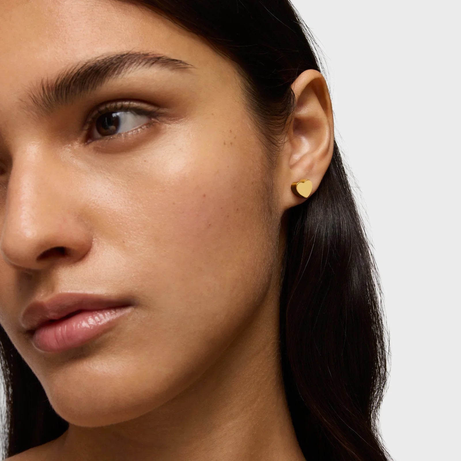 עגיל זהב קטן בצורה של לב על אוזן, מבית CHOZEN, תכשיטים יוקרתיים