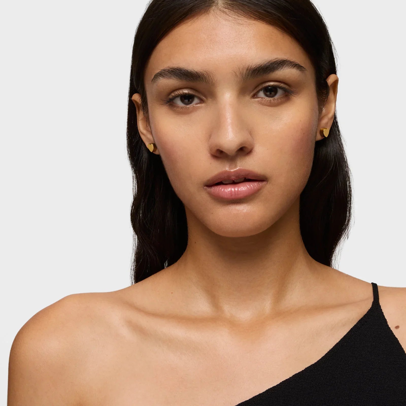 דוגמנית עונדת עגילי זהב משולשים, מבית CHOZEN, חנות מותגים מובילים